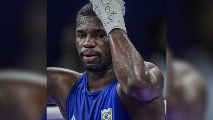 Wanderley de Souza Pereira (azul) do Brasil compete contra Cedrick Belony (vermelho) do Haiti na partida preliminar masculina até 80kg durante os Jogos Olímpicos de Paris 2024 na North Paris Arena em 30 de julho de 2024 em Paris, França